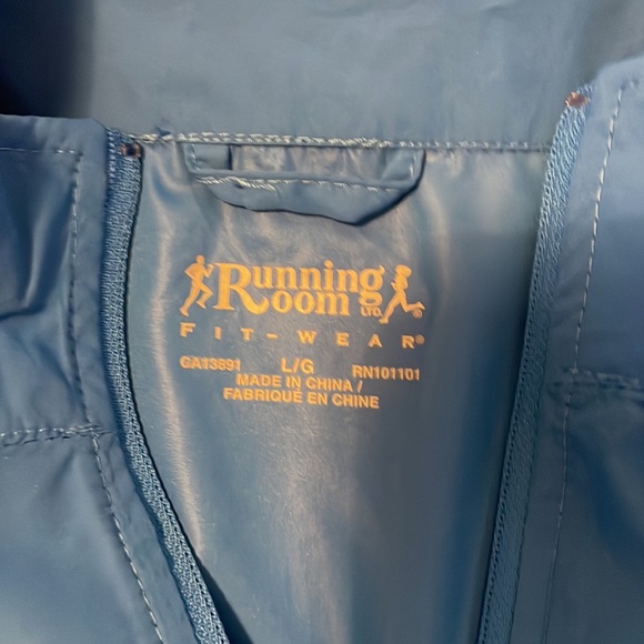 Running Room Fit wear vest. Size Large - Picture 5 of 9